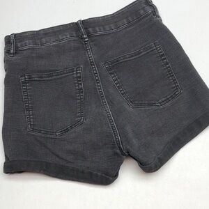 LIKE NEW DIVIDED BLACKWASH MID-RISE JEAN SHORTS W6/28 ⭐️